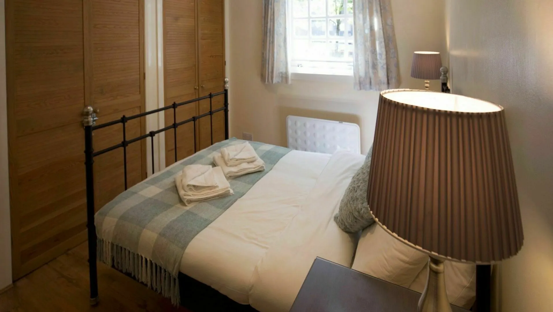 2 Bedroom Meadows Flat Sleeps 4 エディンバラ アパート