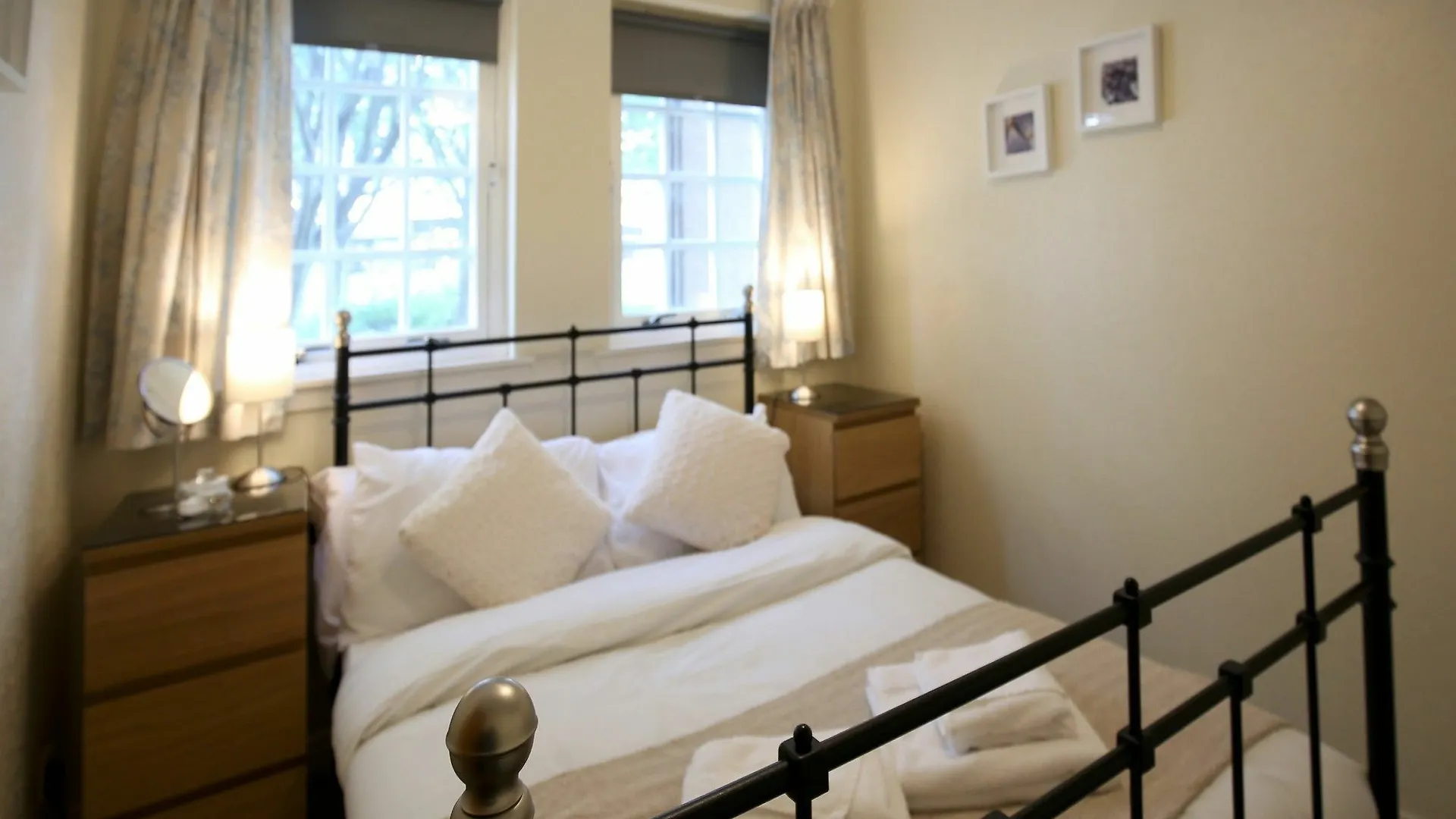 2 Bedroom Meadows Flat Sleeps 4 エディンバラ アパート