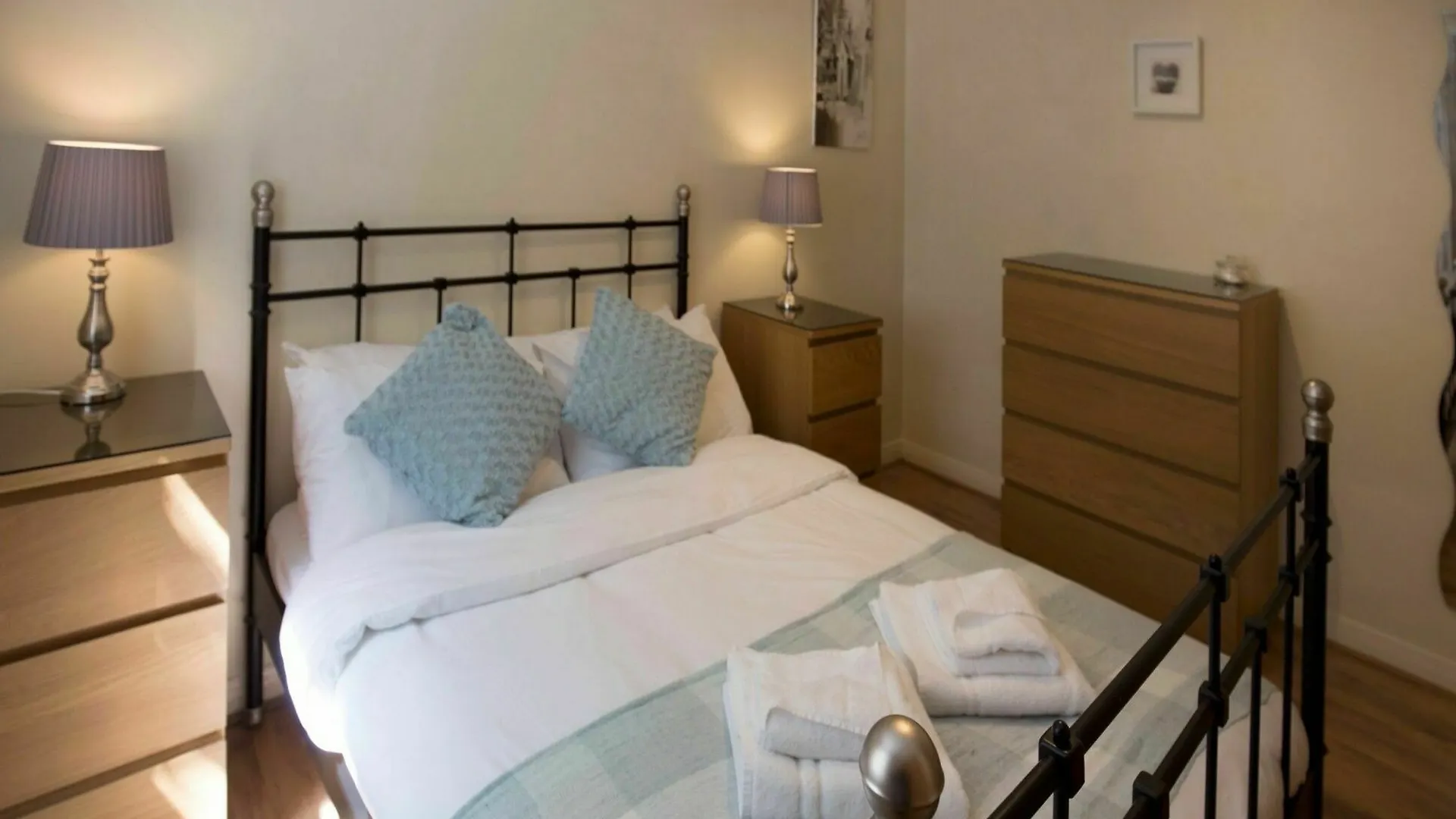 2 Bedroom Meadows Flat Sleeps 4 エディンバラ 0*,  イギリス